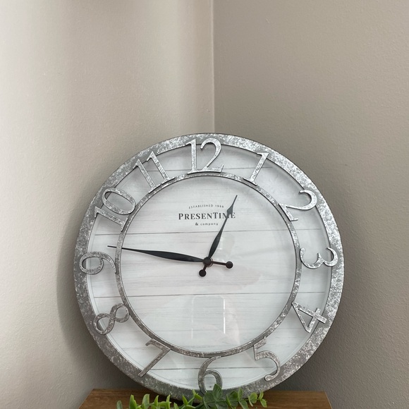 Clock - Picture 2 of 3